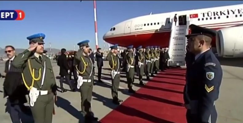 Ποιον άραγε χαιρετούσε επί δεκάλεπτο το άγημα του Ρ. Τ. Ερντογάν στο αεροδρόμιο;